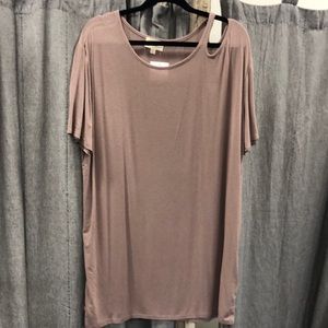 Neck cut out tee